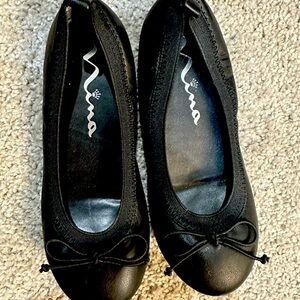 Nina Women's Elegant Black Flats
